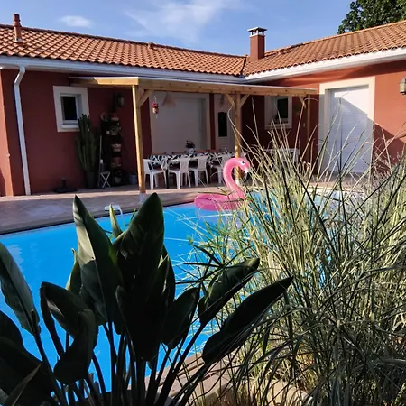 Casa de Férias Maison Spacieuse Avec Piscine Et Jardin *