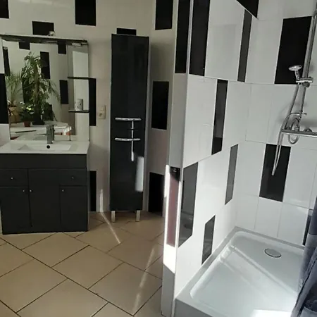 Maison Spacieuse Avec Piscine Et Jardin Дом отдыха *
