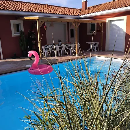 Дом отдыха Maison Spacieuse Avec Piscine Et Jardin Уртен